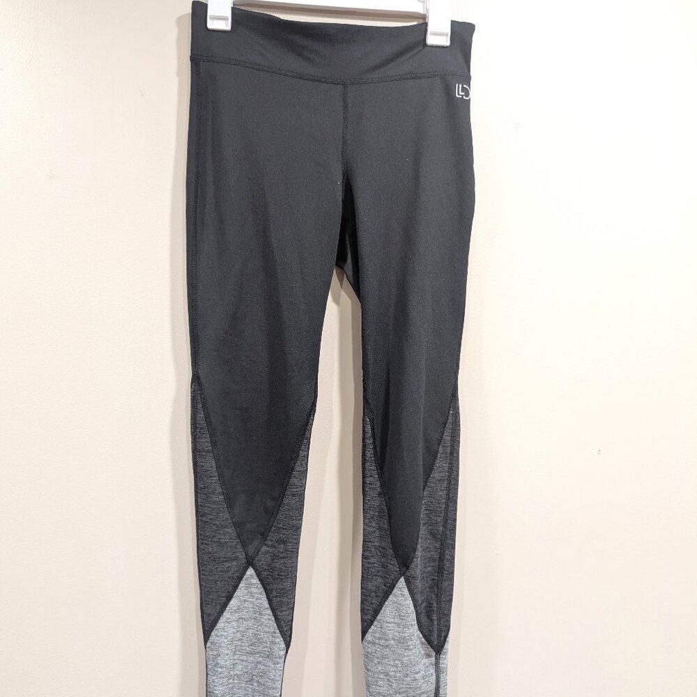 Yoga pants with foot strap